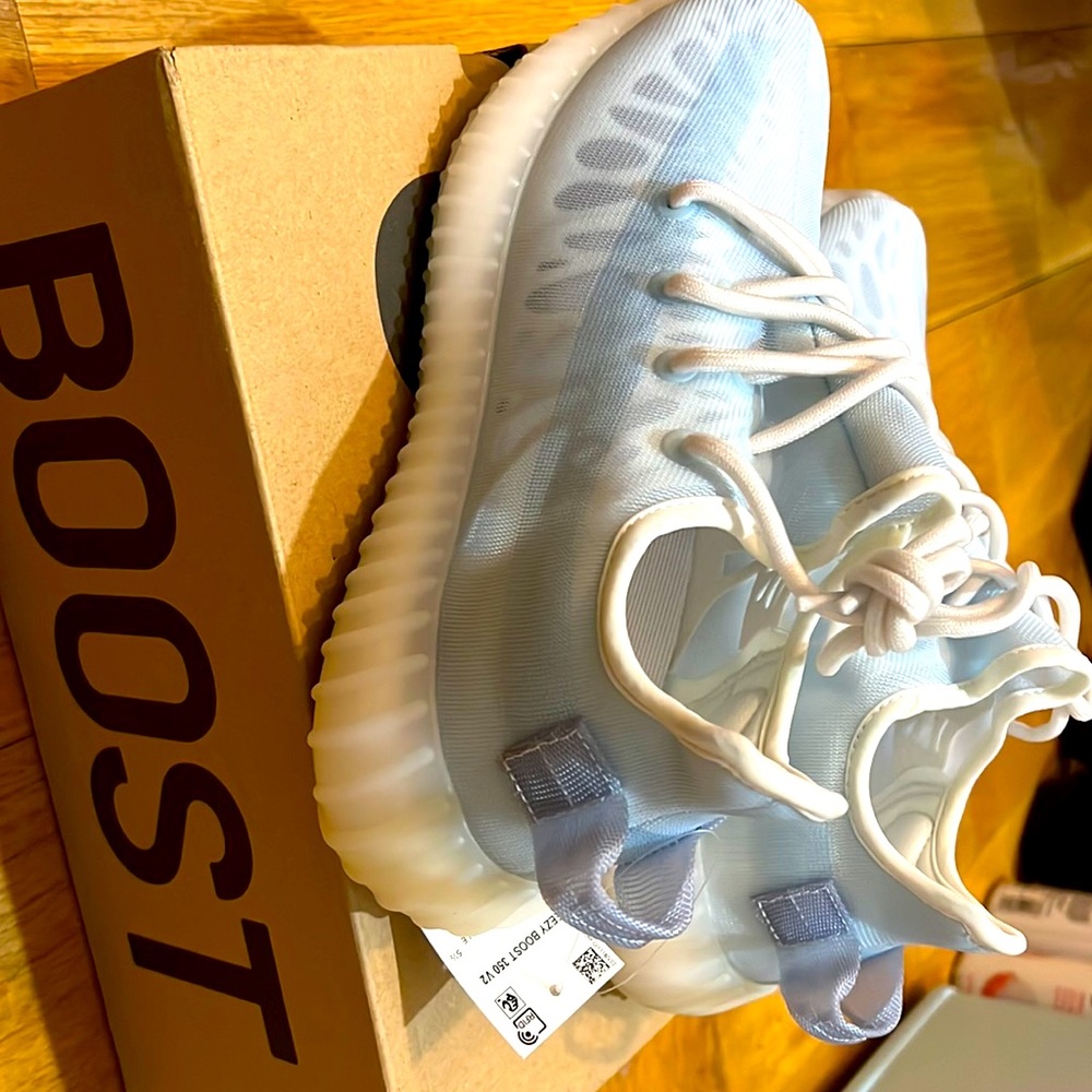 [SOLD ❌] Yeezy Boost 350 v2 Icy Blue